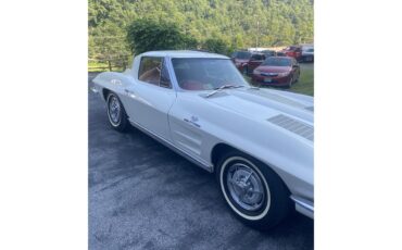 Chevrolet-Corvette-1963-White-Red-2