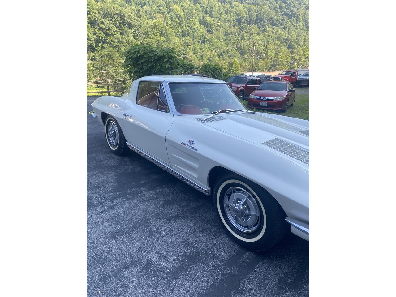 Chevrolet-Corvette-1963-White-Red-2
