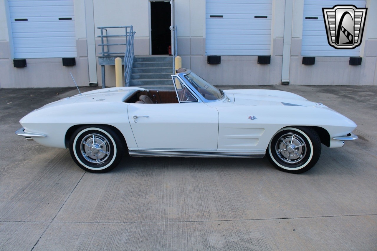 Chevrolet-Corvette-1963-convertible-3