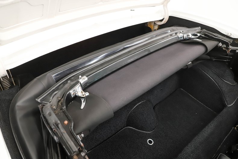 Chevrolet-Corvette-1964-Ermine-White-Black-Leather-46