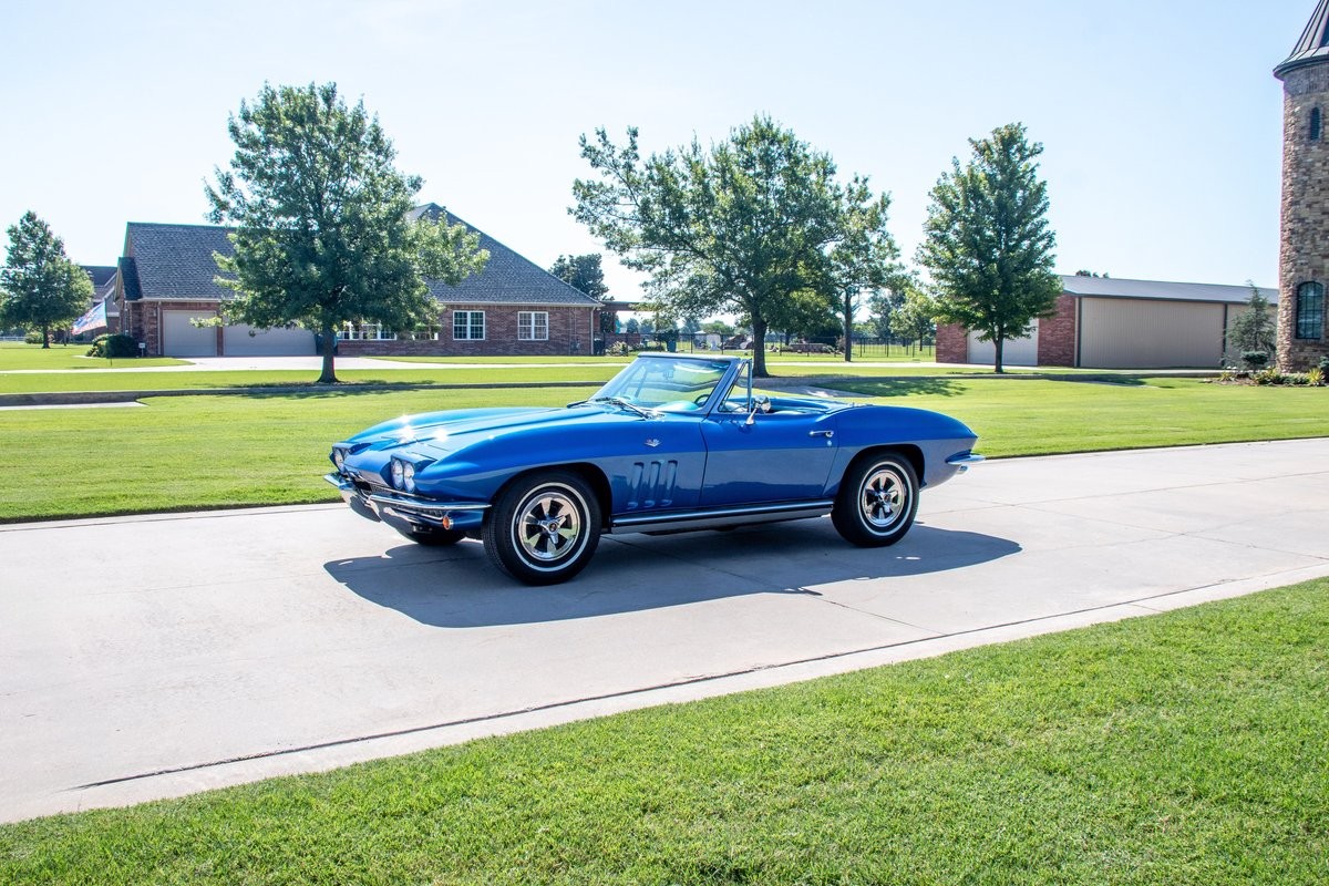 Chevrolet-Corvette-1965-Convertible-1