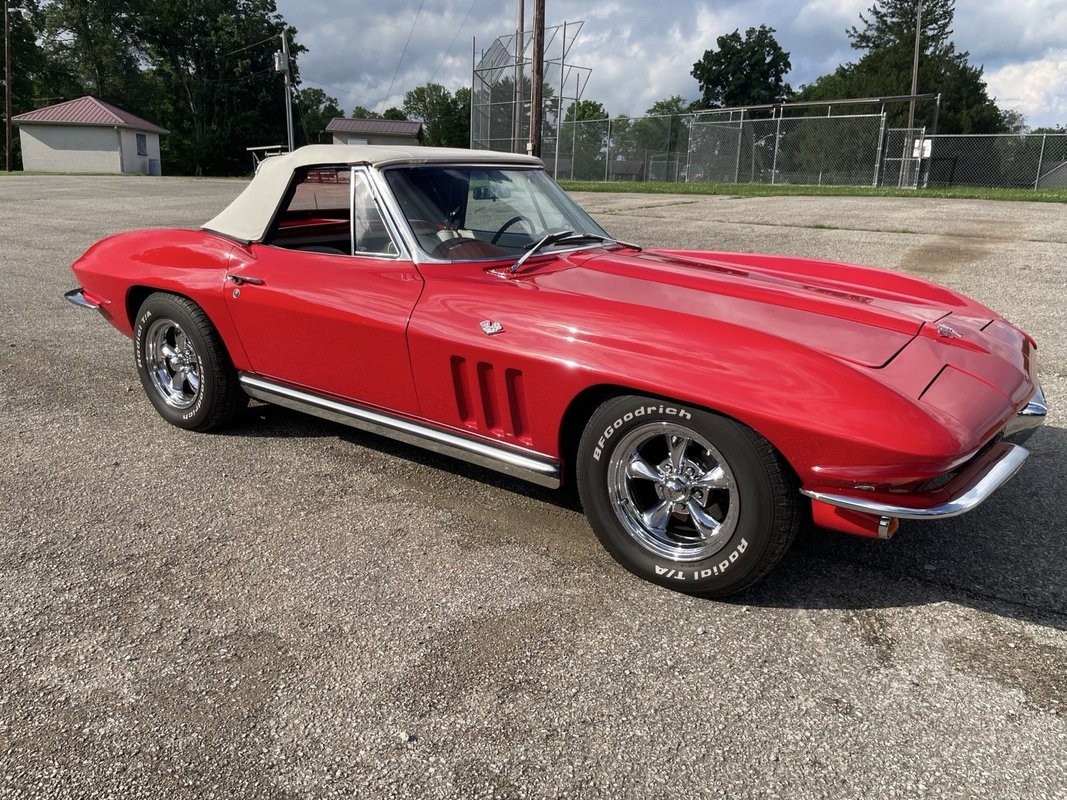 Chevrolet-Corvette-1965-Convertible-2