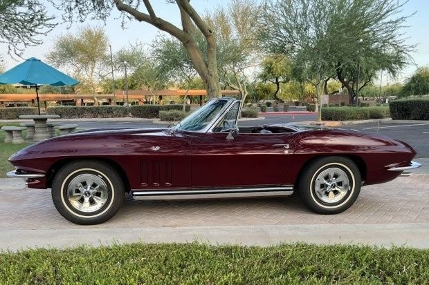 Chevrolet-Corvette-1965-Convertible-3