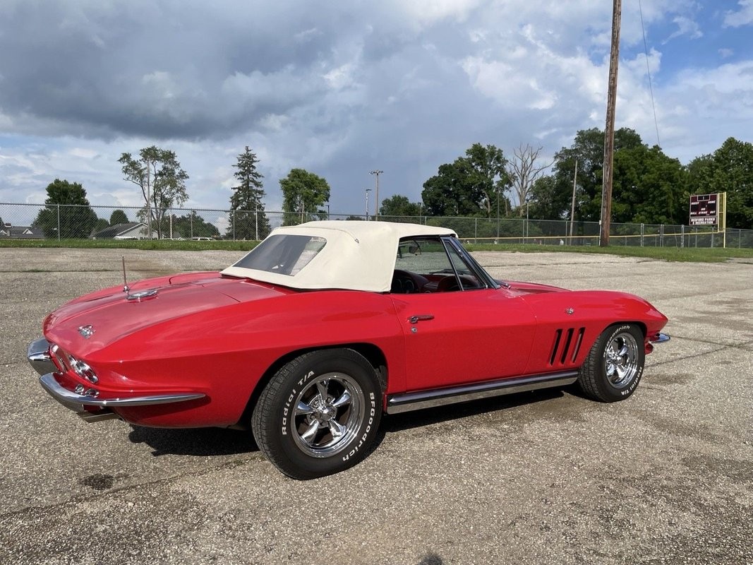 Chevrolet-Corvette-1965-Convertible-3