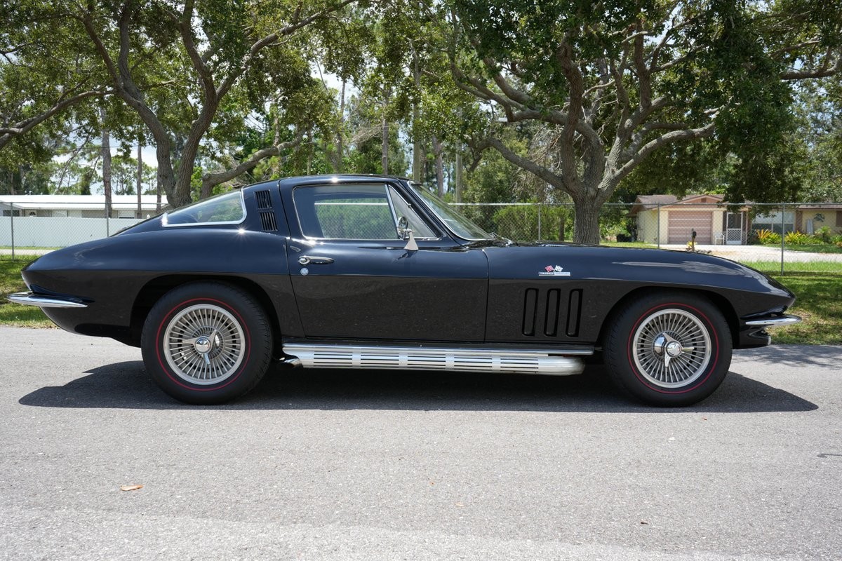 Chevrolet-Corvette-1965-Coupe-1