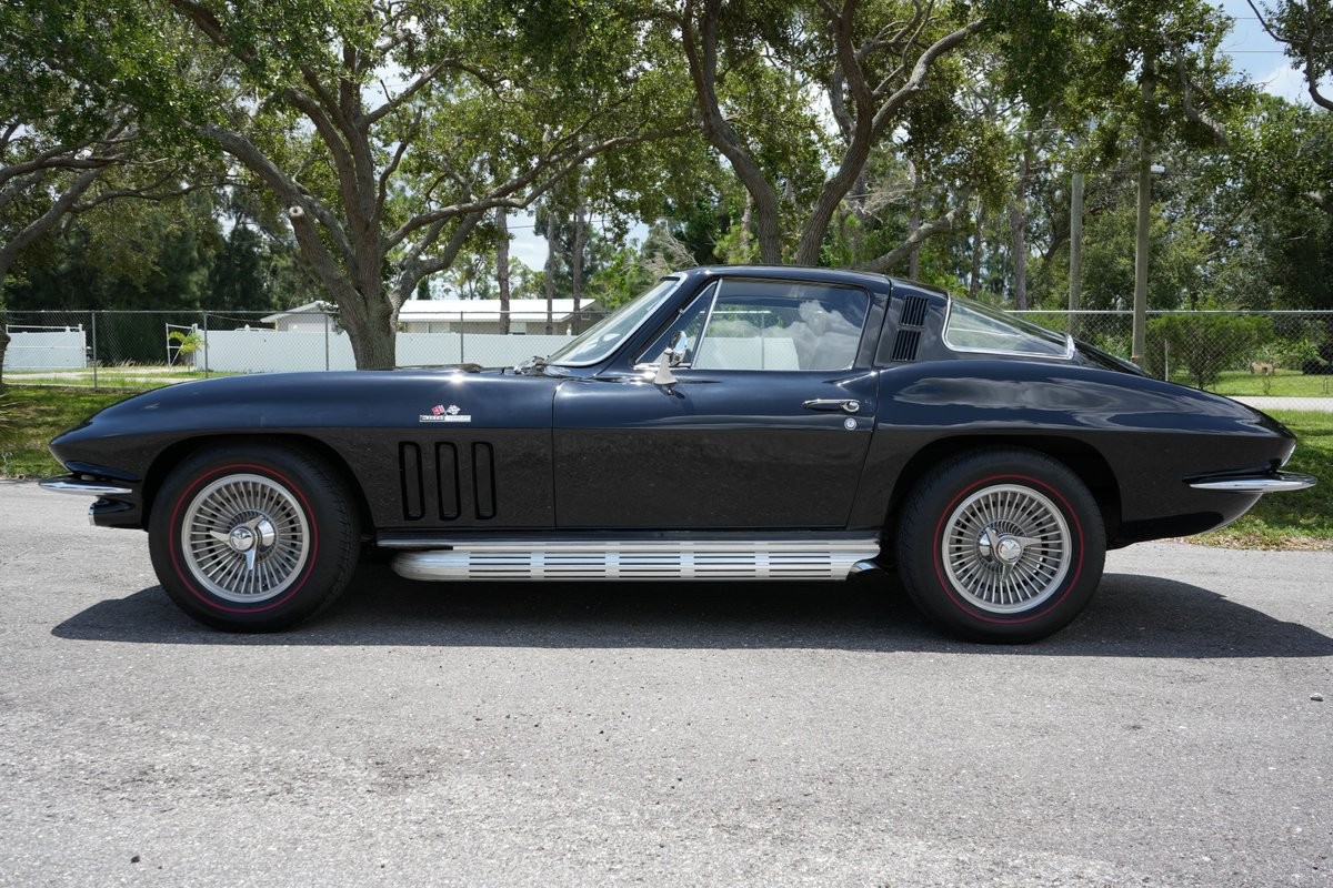 Chevrolet-Corvette-1965-Coupe-3