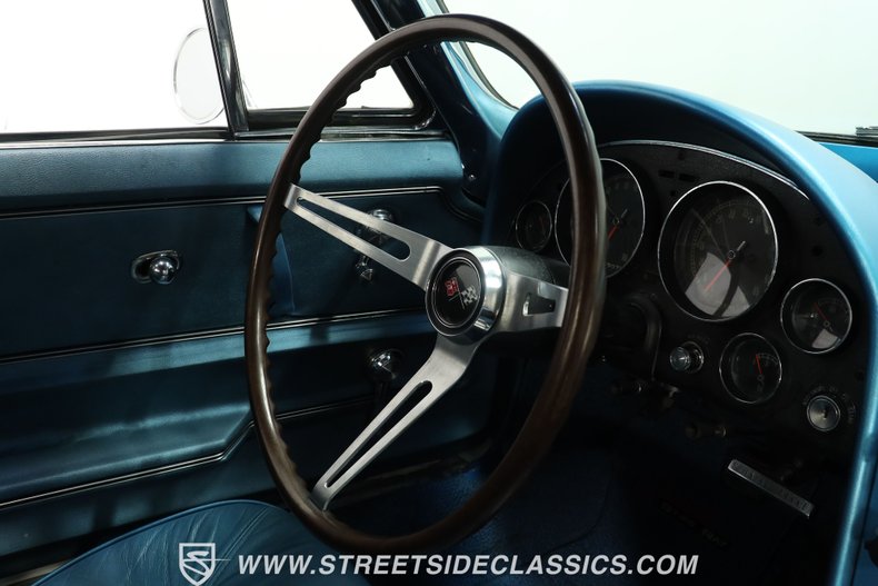 Chevrolet-Corvette-1965-White-Blue-2