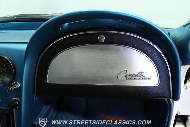 Chevrolet-Corvette-1965-White-Blue-3