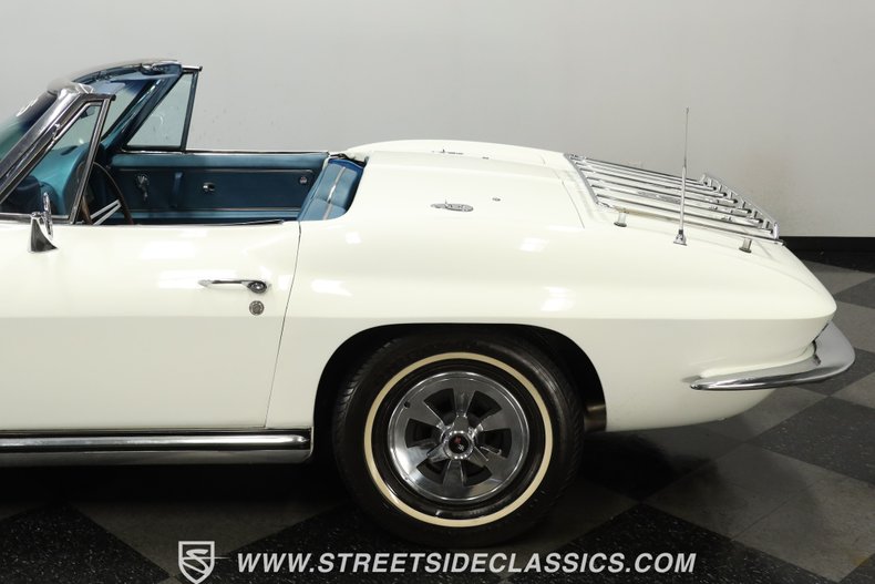 Chevrolet-Corvette-1965-White-Blue-30