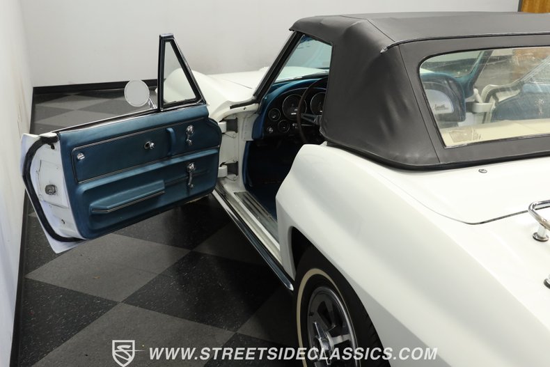 Chevrolet-Corvette-1965-White-Blue-37