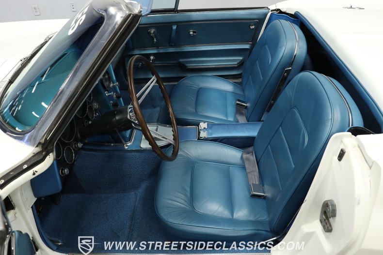 Chevrolet-Corvette-1965-White-Blue-39