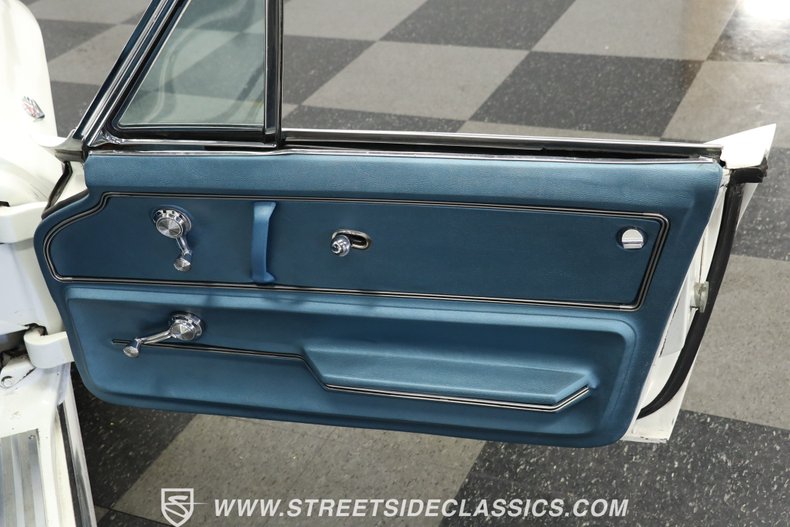 Chevrolet-Corvette-1965-White-Blue-4