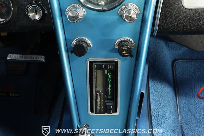 Chevrolet-Corvette-1965-White-Blue-43