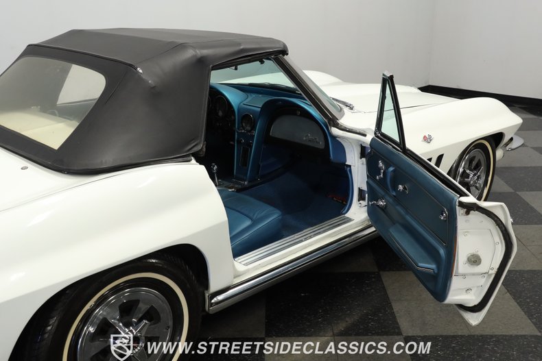 Chevrolet-Corvette-1965-White-Blue-5