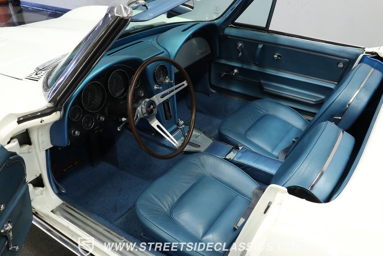 Chevrolet-Corvette-1965-White-Blue-8