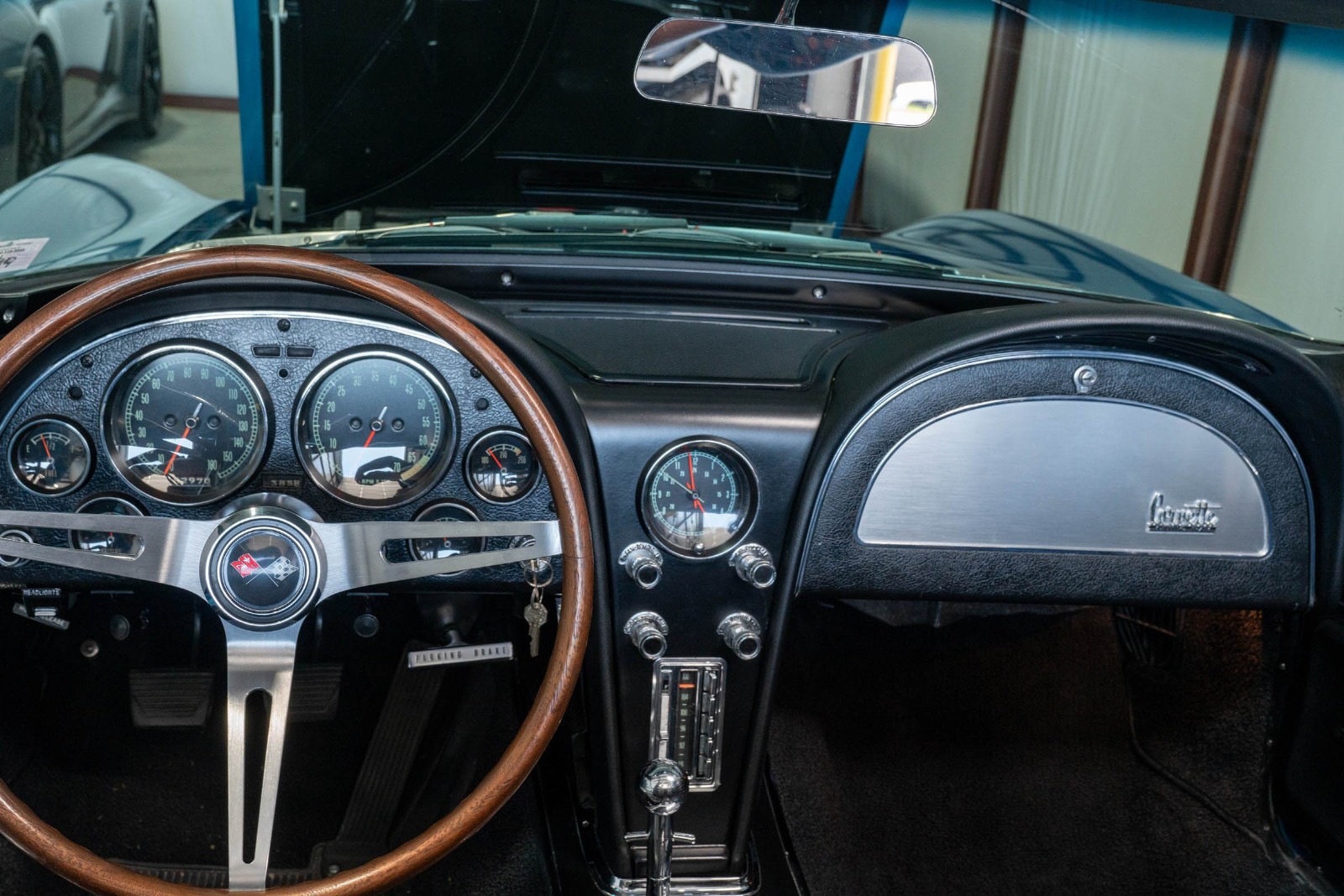 Chevrolet-Corvette-1966-Convertible-24
