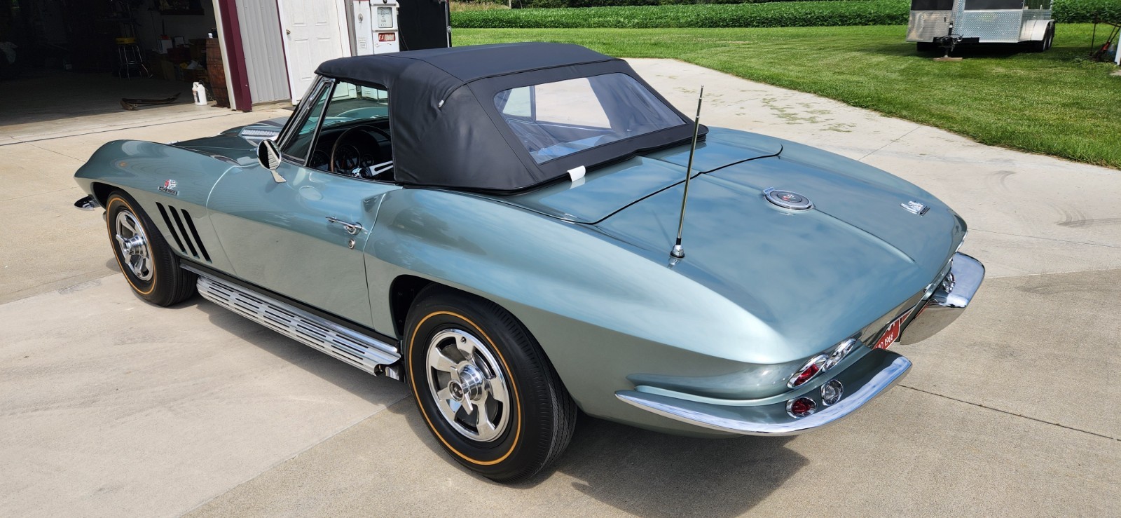 Chevrolet-Corvette-1966-Convertible-3