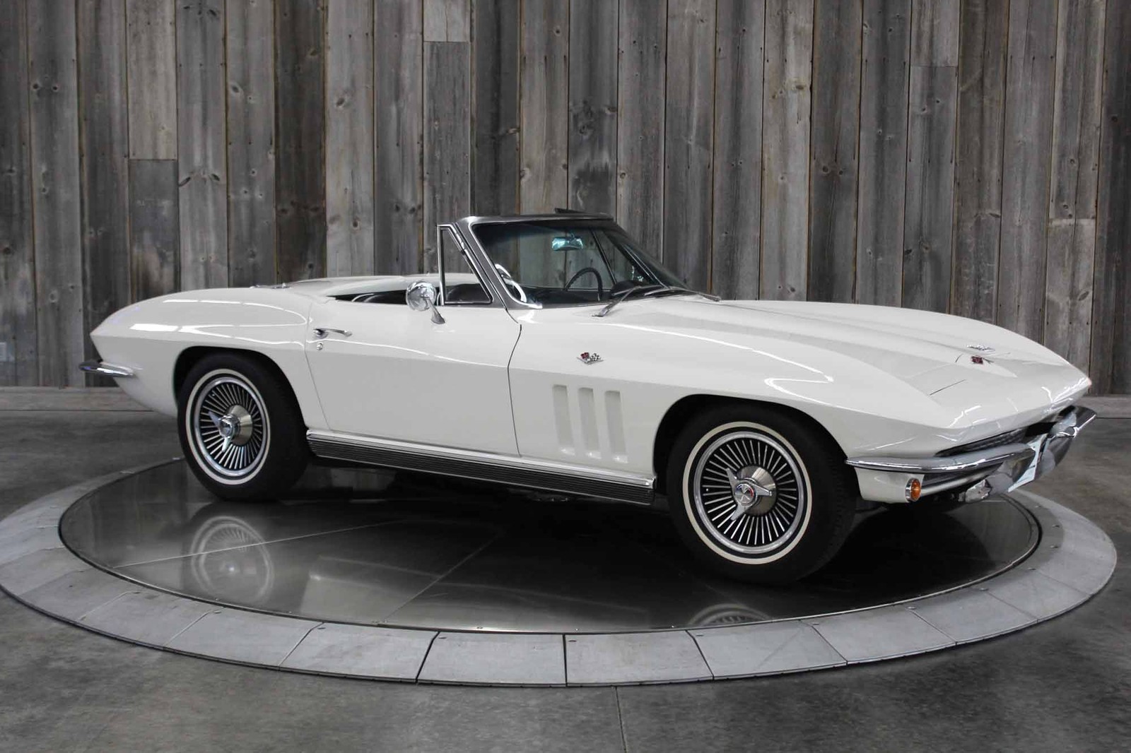 Chevrolet-Corvette-1966-Restored-10