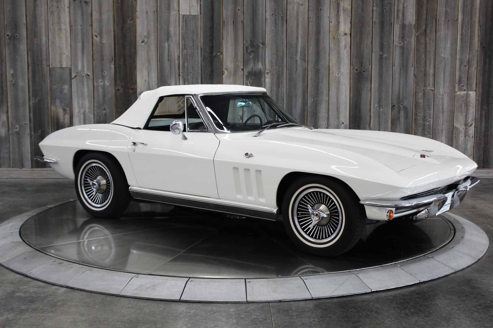 Chevrolet-Corvette-1966-Restored-11