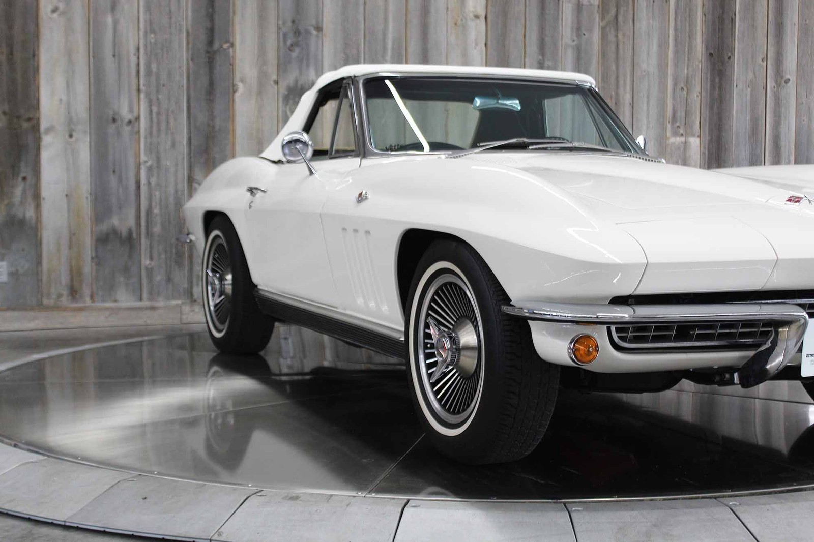 Chevrolet-Corvette-1966-Restored-14