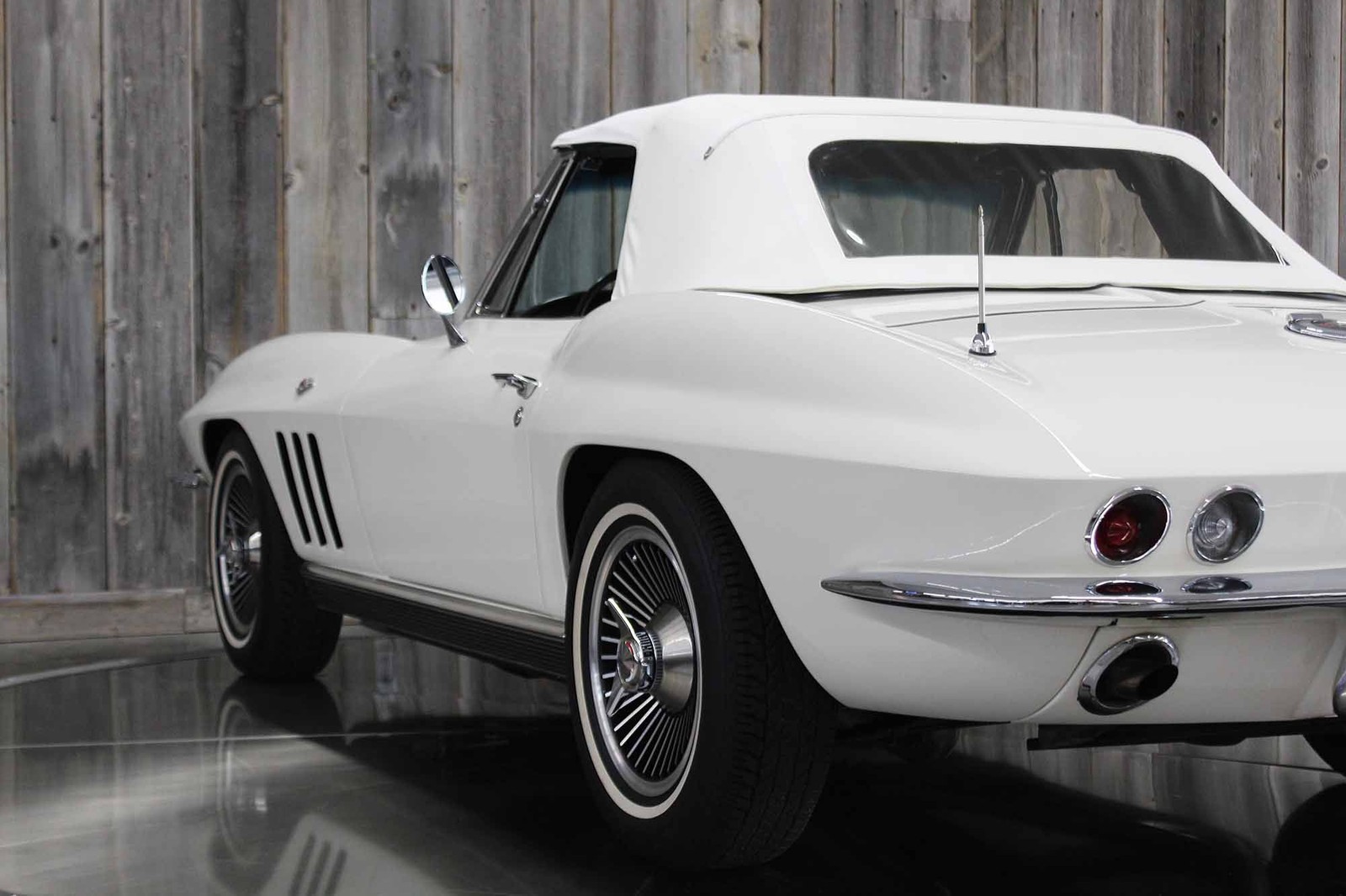 Chevrolet-Corvette-1966-Restored-16