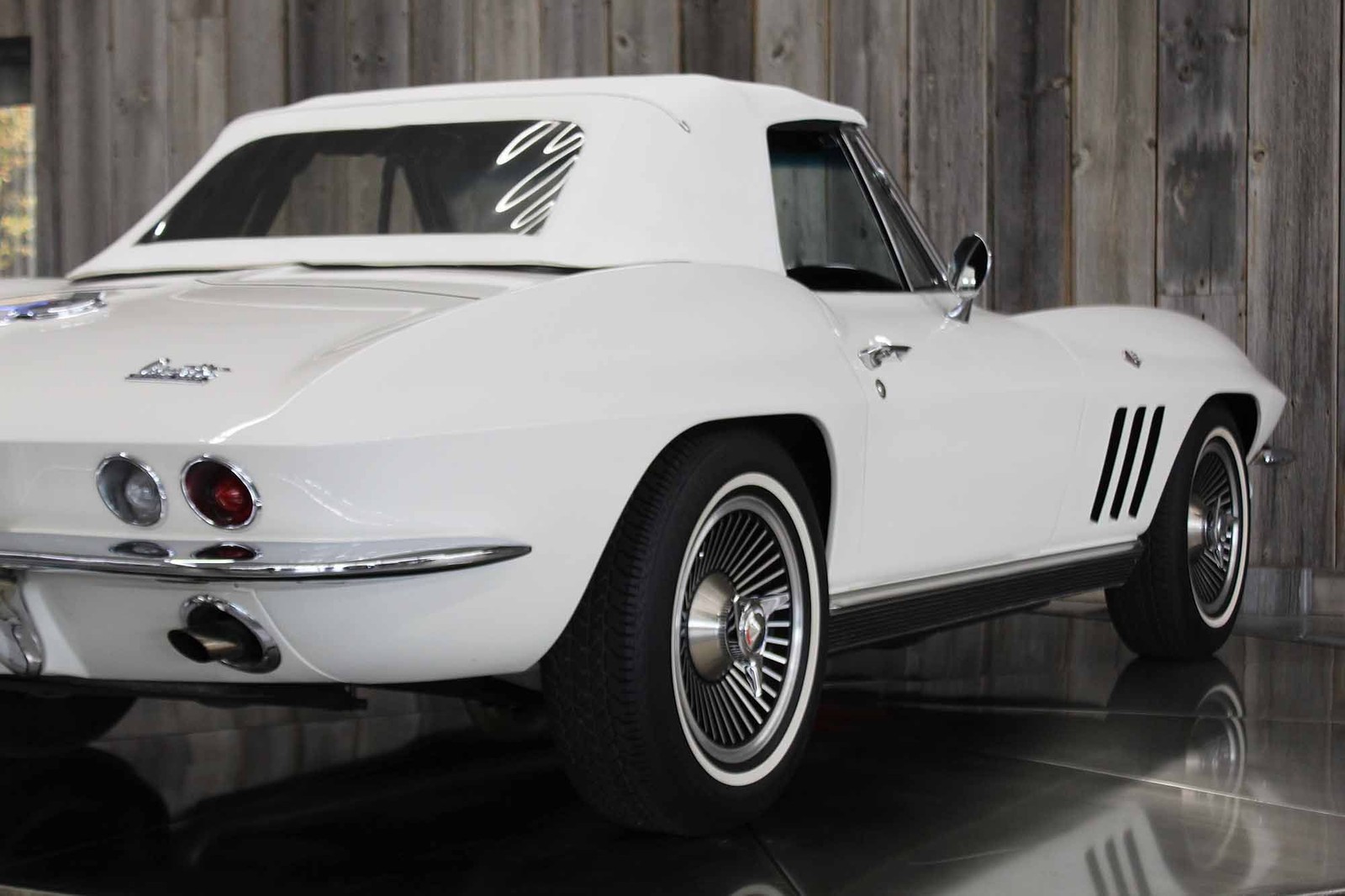 Chevrolet-Corvette-1966-Restored-17