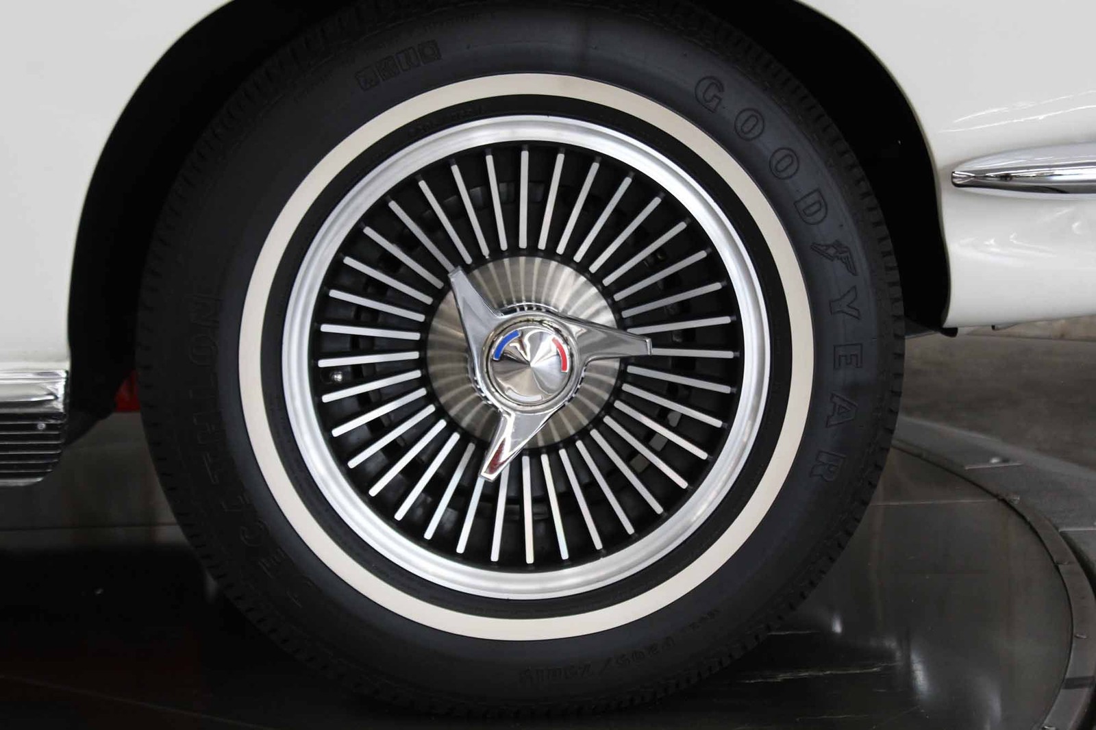 Chevrolet-Corvette-1966-Restored-18