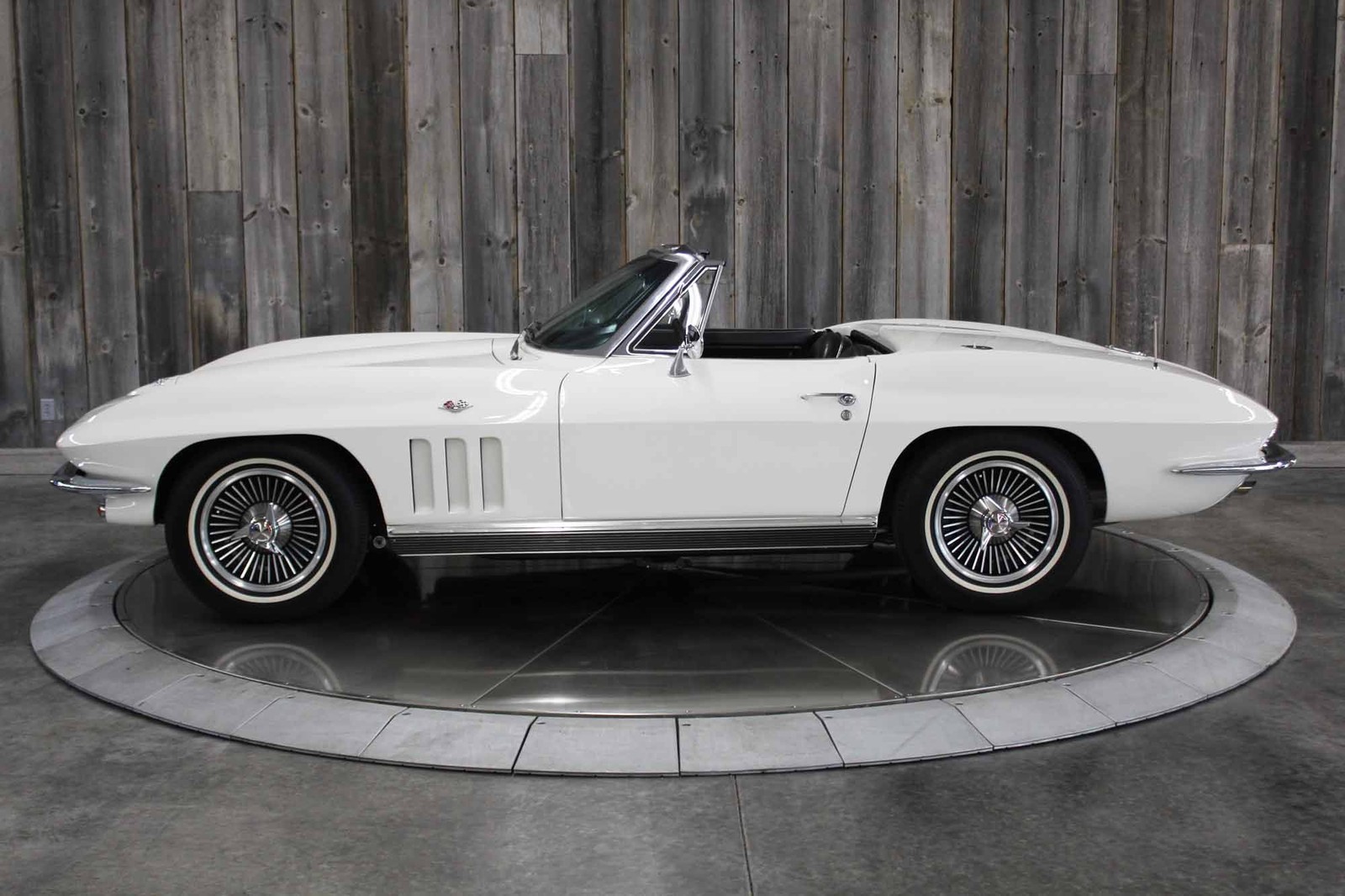 Chevrolet-Corvette-1966-Restored-2