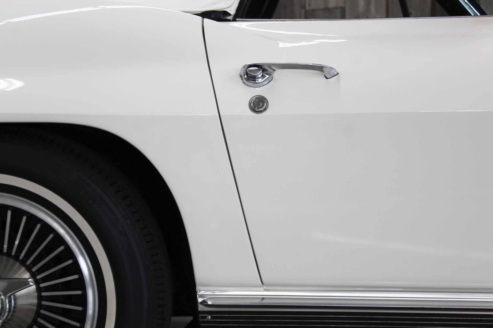 Chevrolet-Corvette-1966-Restored-20