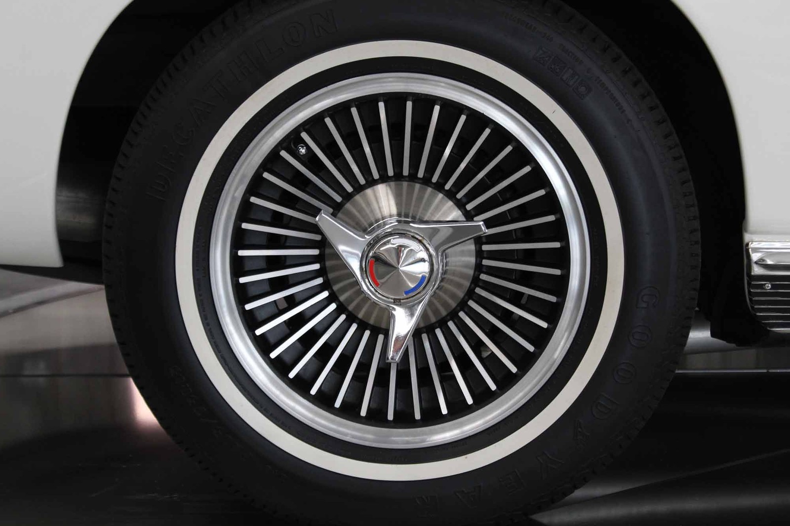 Chevrolet-Corvette-1966-Restored-21