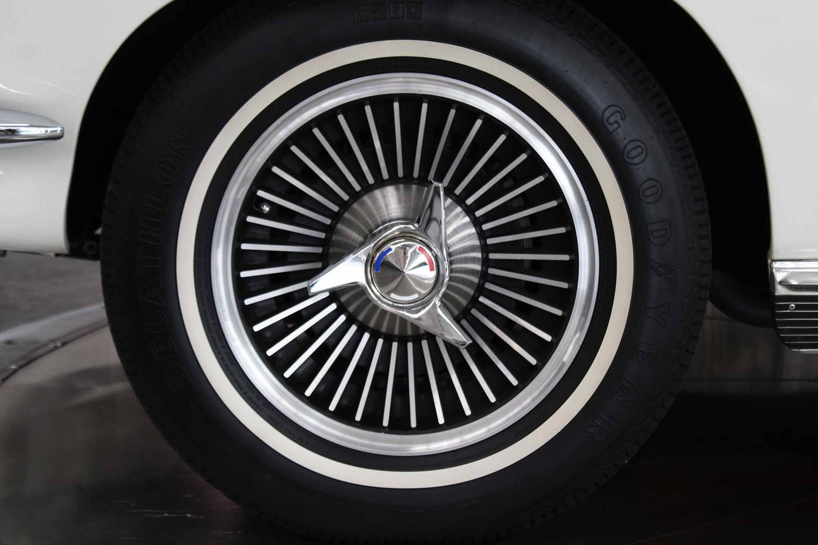 Chevrolet-Corvette-1966-Restored-22
