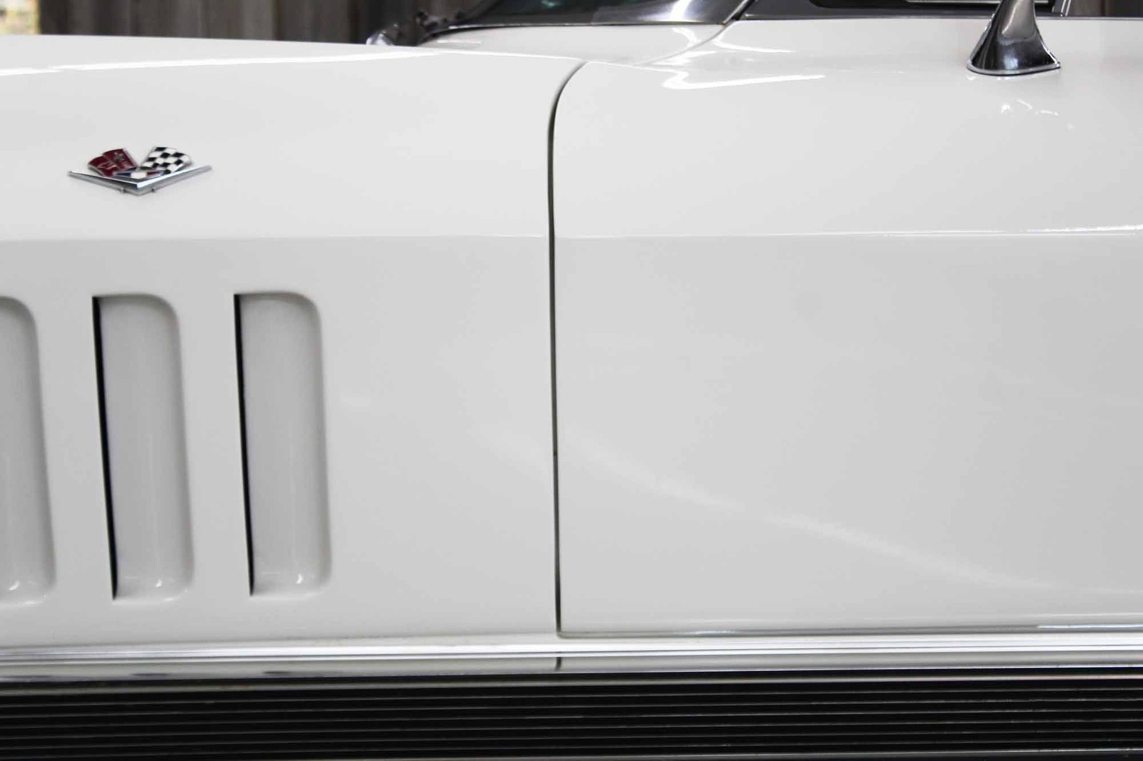 Chevrolet-Corvette-1966-Restored-23