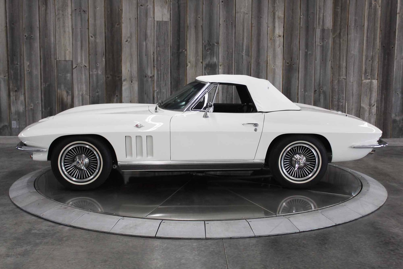 Chevrolet-Corvette-1966-Restored-3