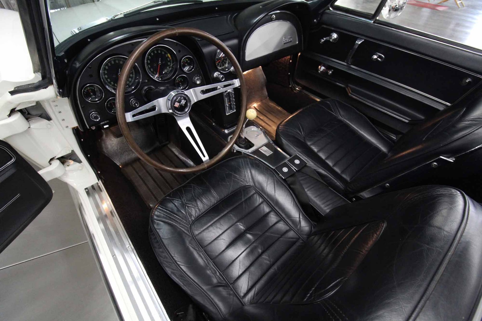 Chevrolet-Corvette-1966-Restored-30