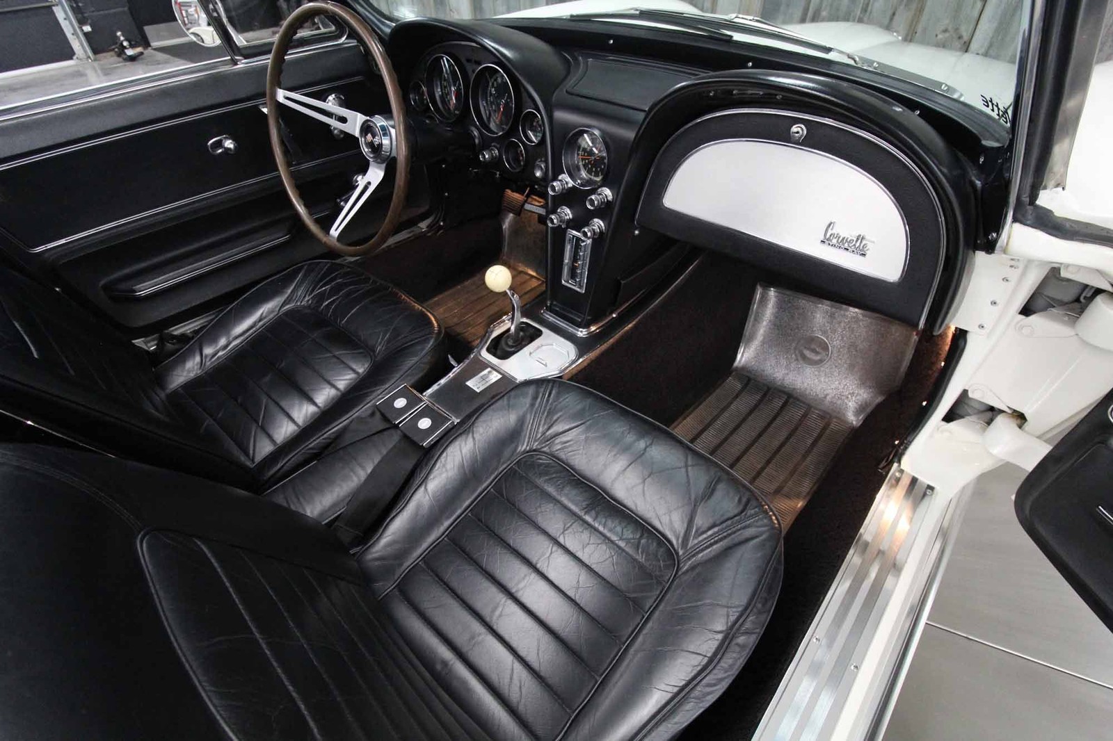Chevrolet-Corvette-1966-Restored-31