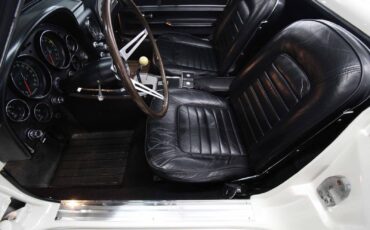 Chevrolet-Corvette-1966-Restored-32