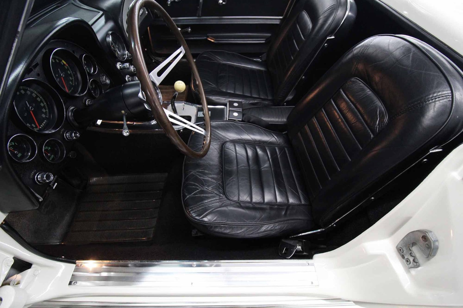 Chevrolet-Corvette-1966-Restored-32