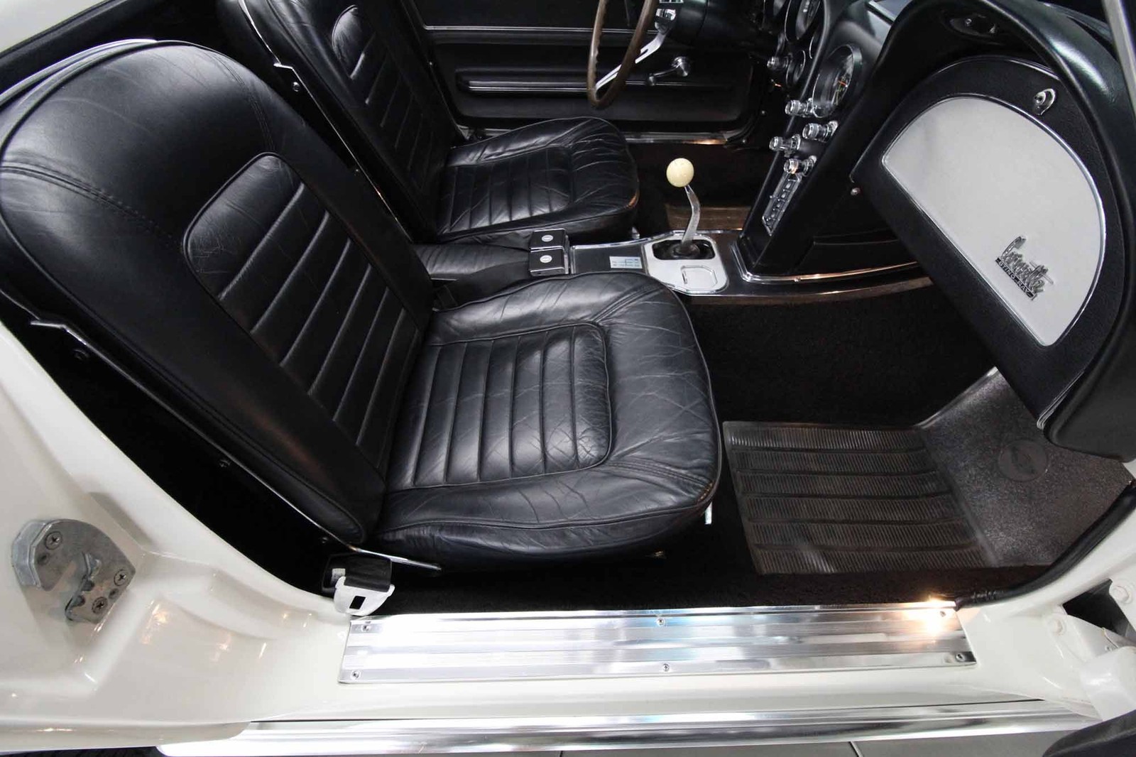 Chevrolet-Corvette-1966-Restored-33