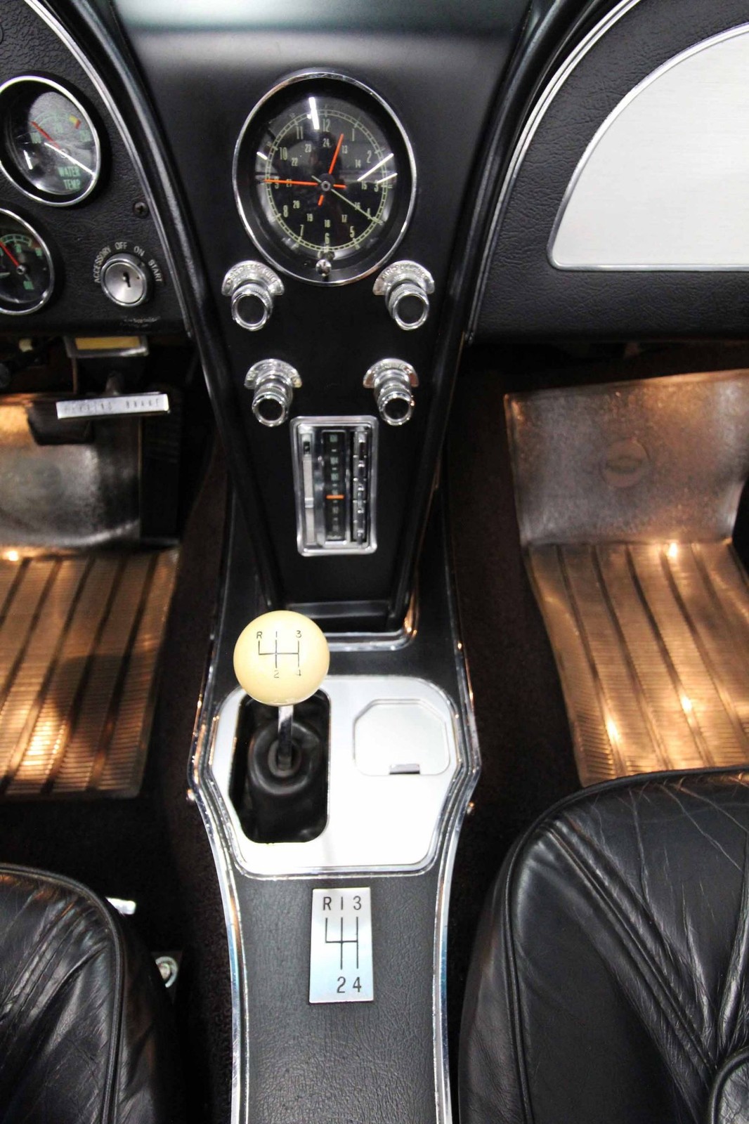 Chevrolet-Corvette-1966-Restored-36