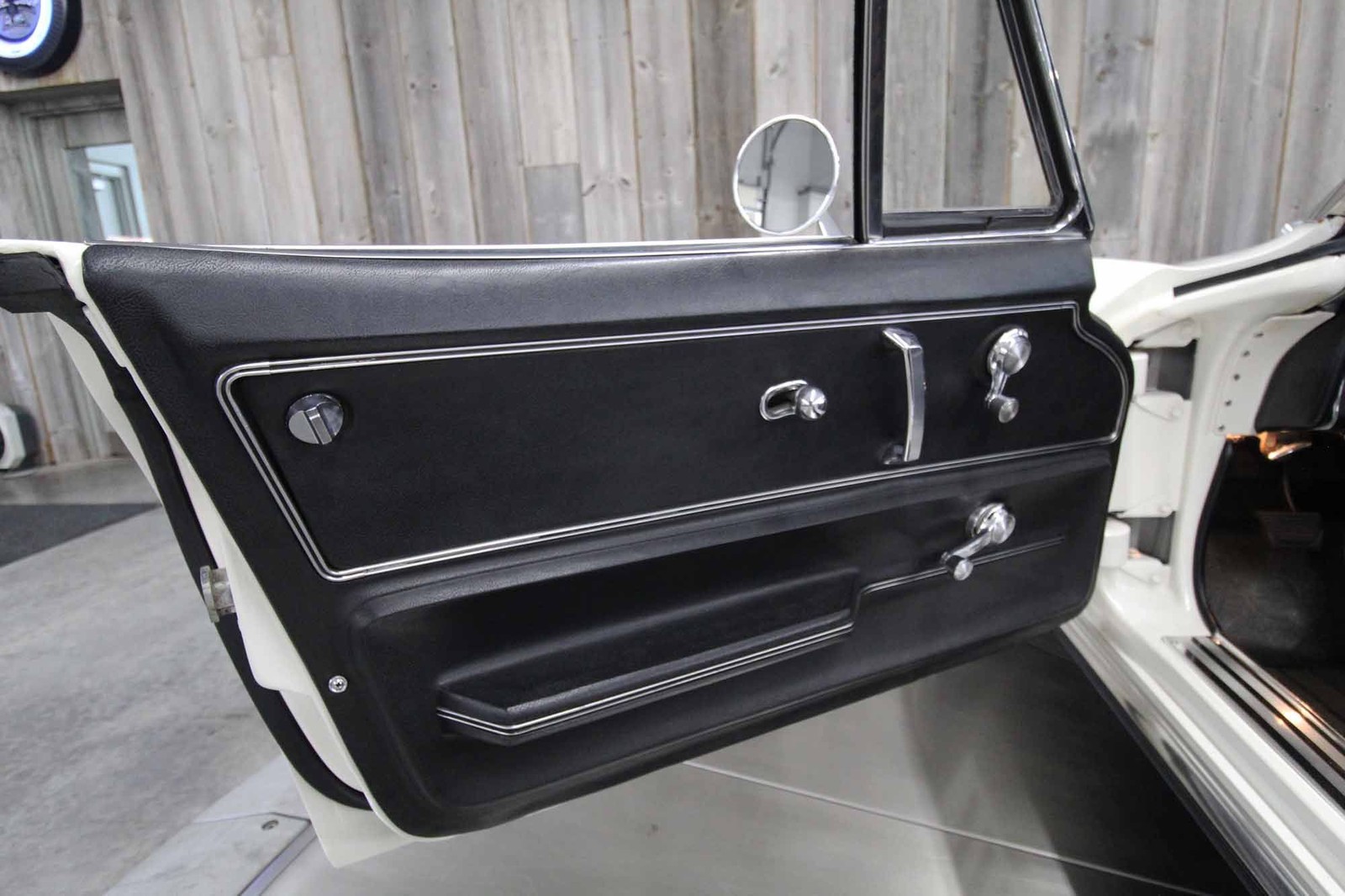 Chevrolet-Corvette-1966-Restored-37
