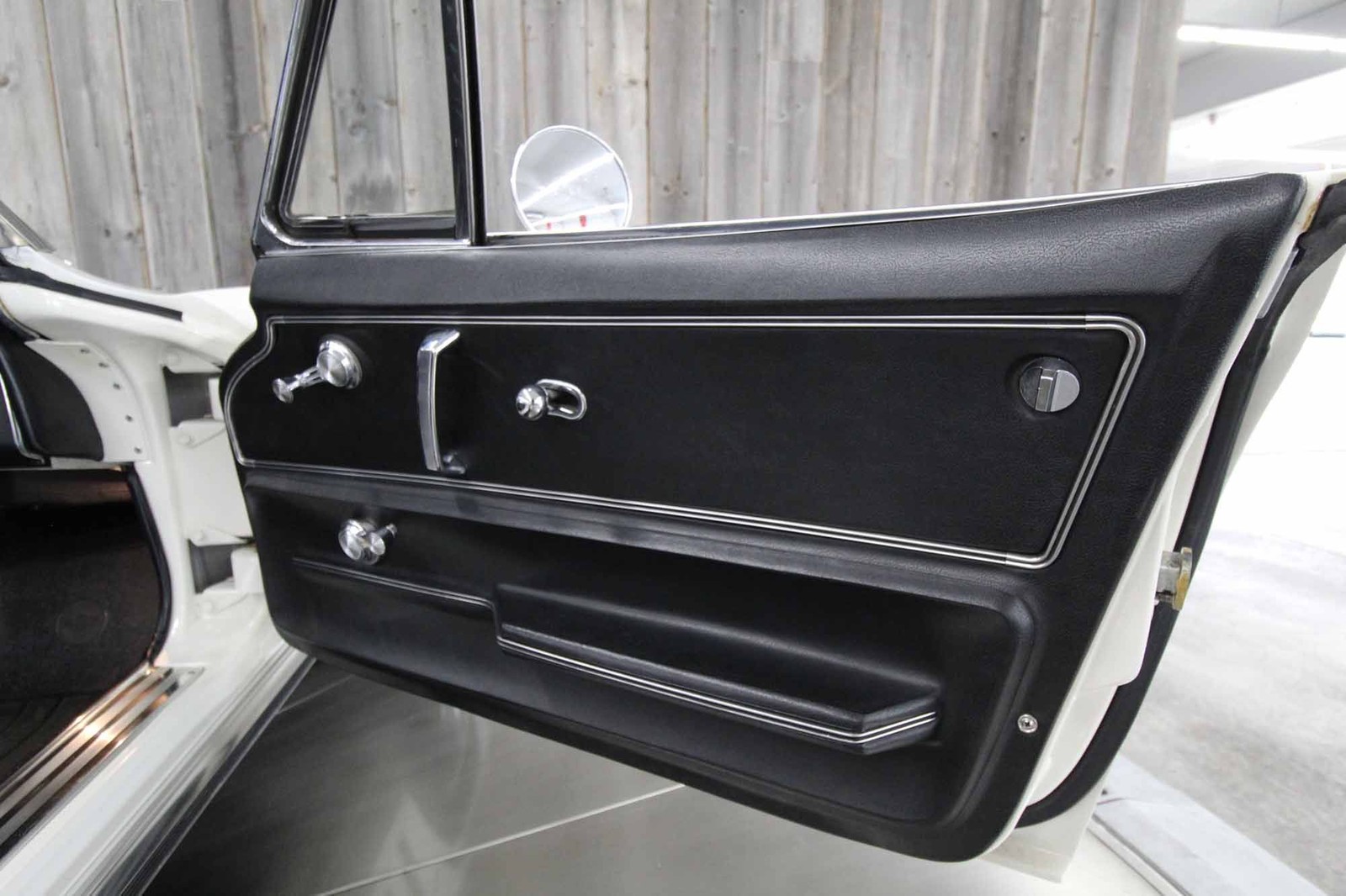 Chevrolet-Corvette-1966-Restored-38