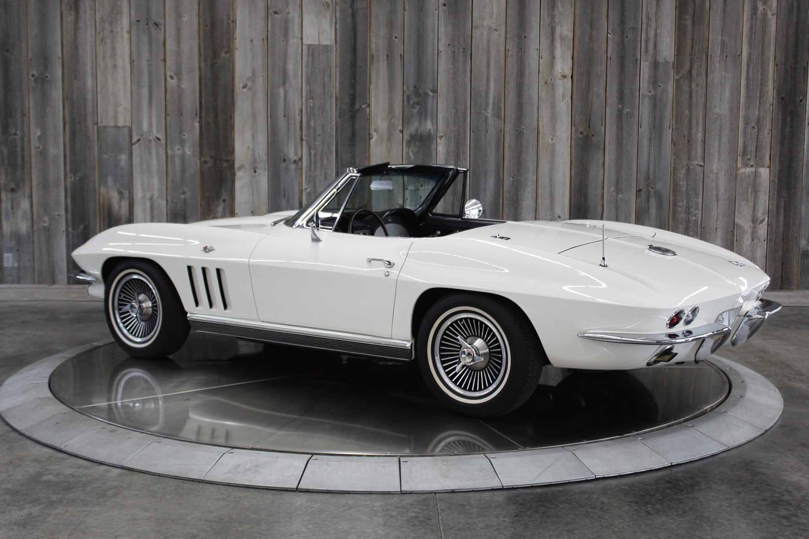 Chevrolet-Corvette-1966-Restored-4