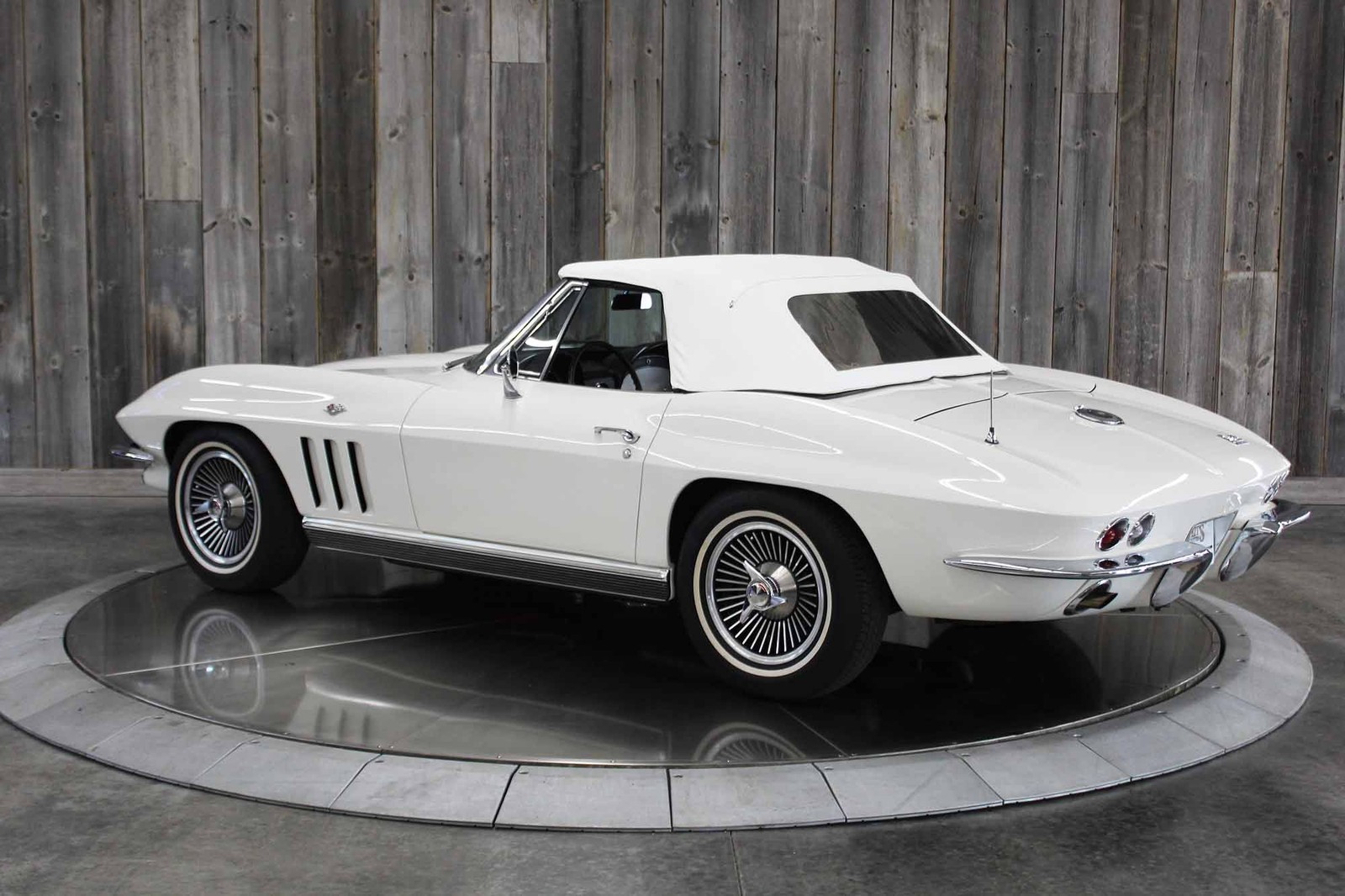 Chevrolet-Corvette-1966-Restored-5