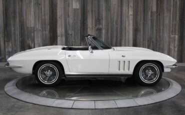 Chevrolet-Corvette-1966-Restored-8