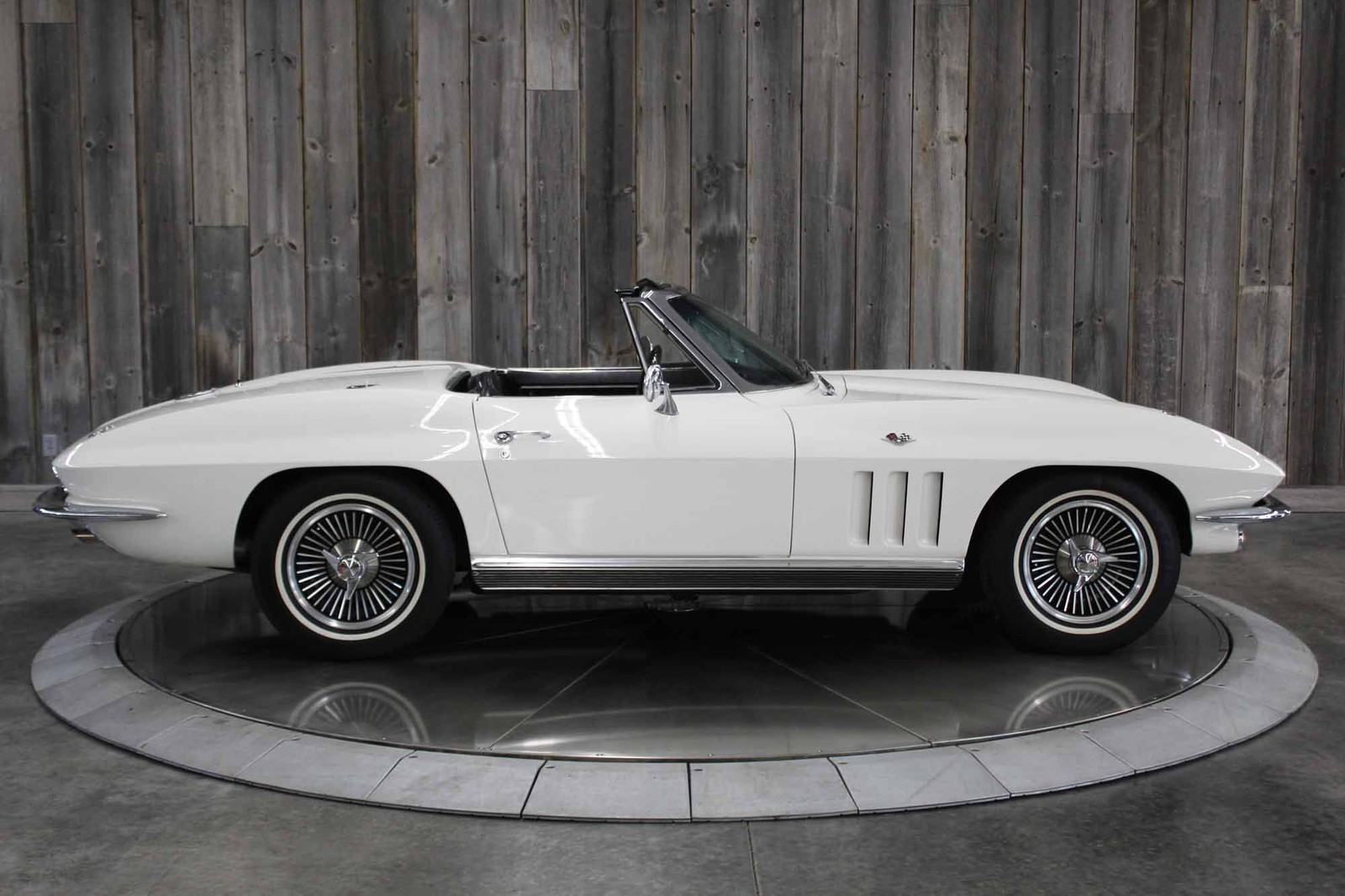 Chevrolet-Corvette-1966-Restored-8