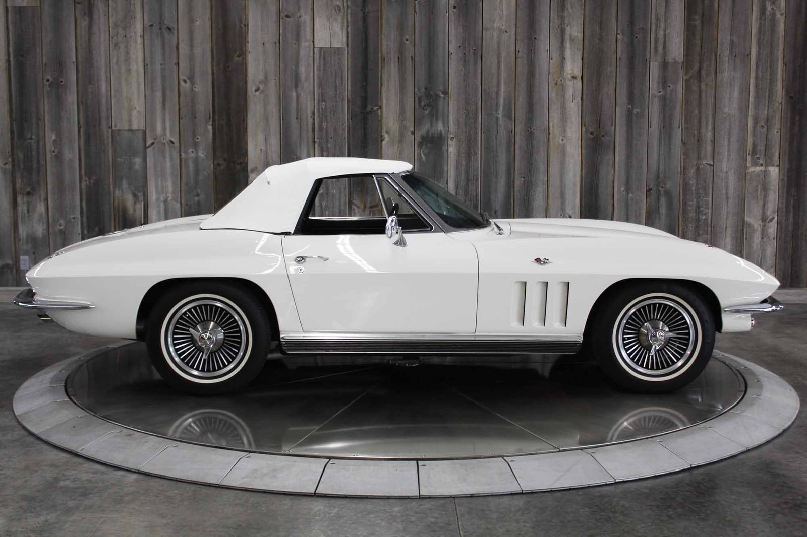 Chevrolet-Corvette-1966-Restored-9