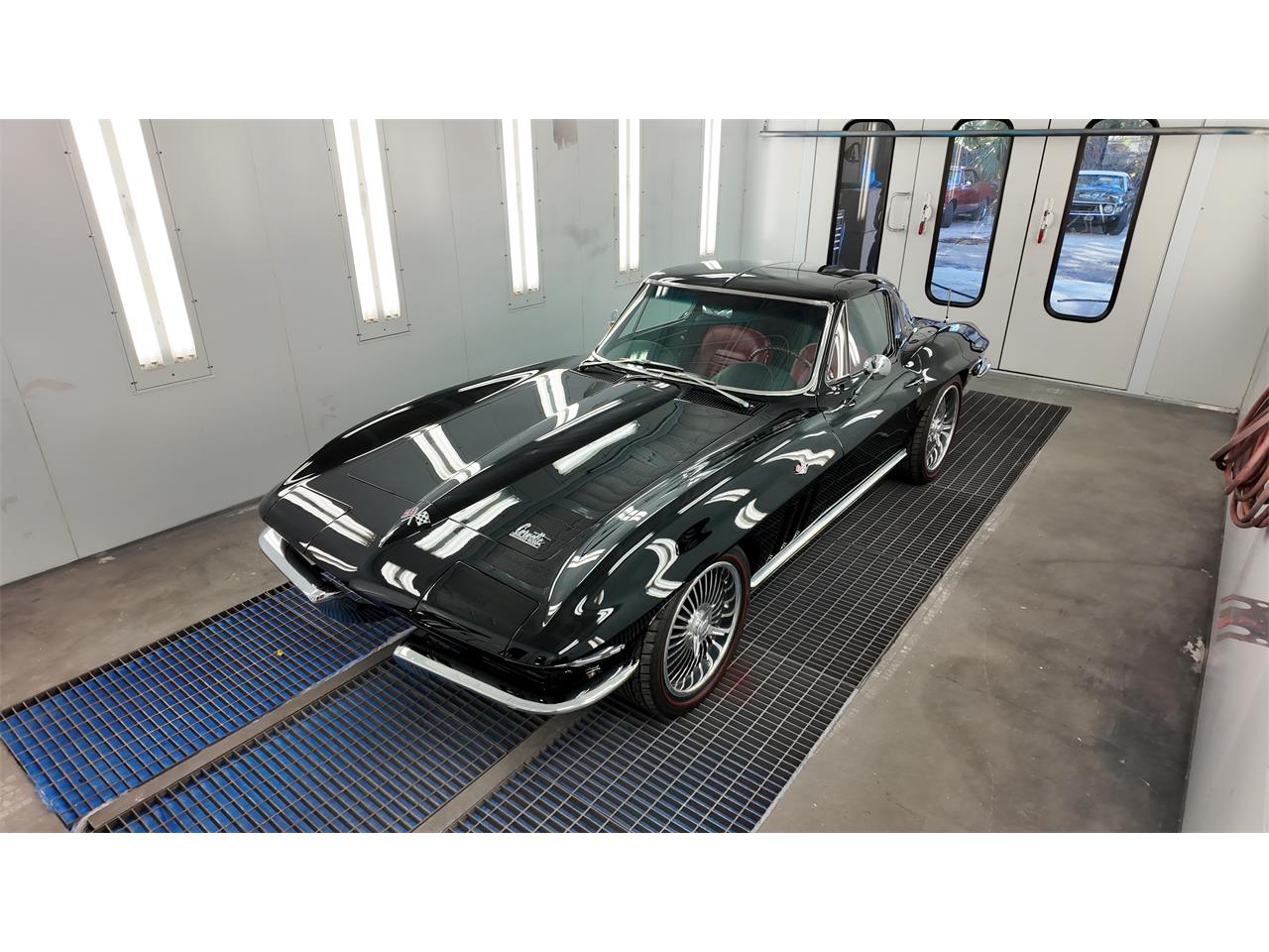 Chevrolet-Corvette-1966-black-red-1