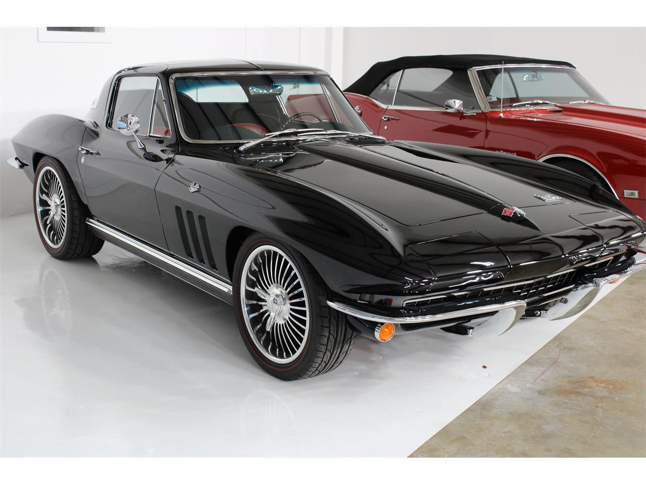 Chevrolet-Corvette-1966-black-red-5