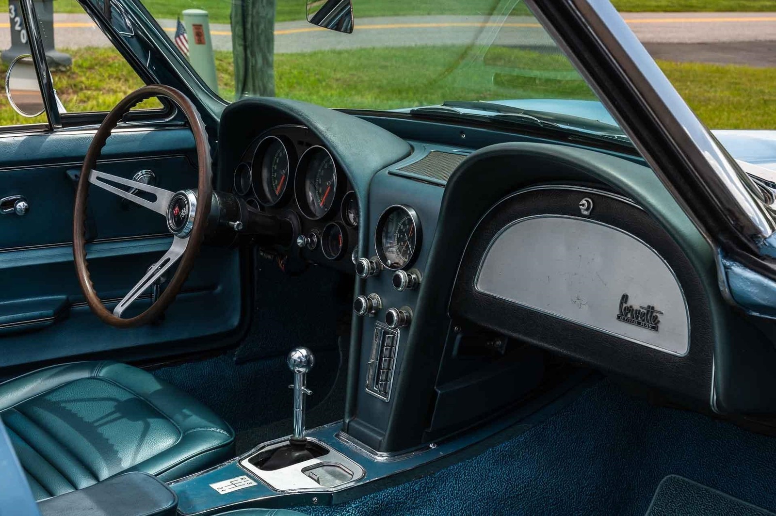 Chevrolet-Corvette-1967-2-Door-11