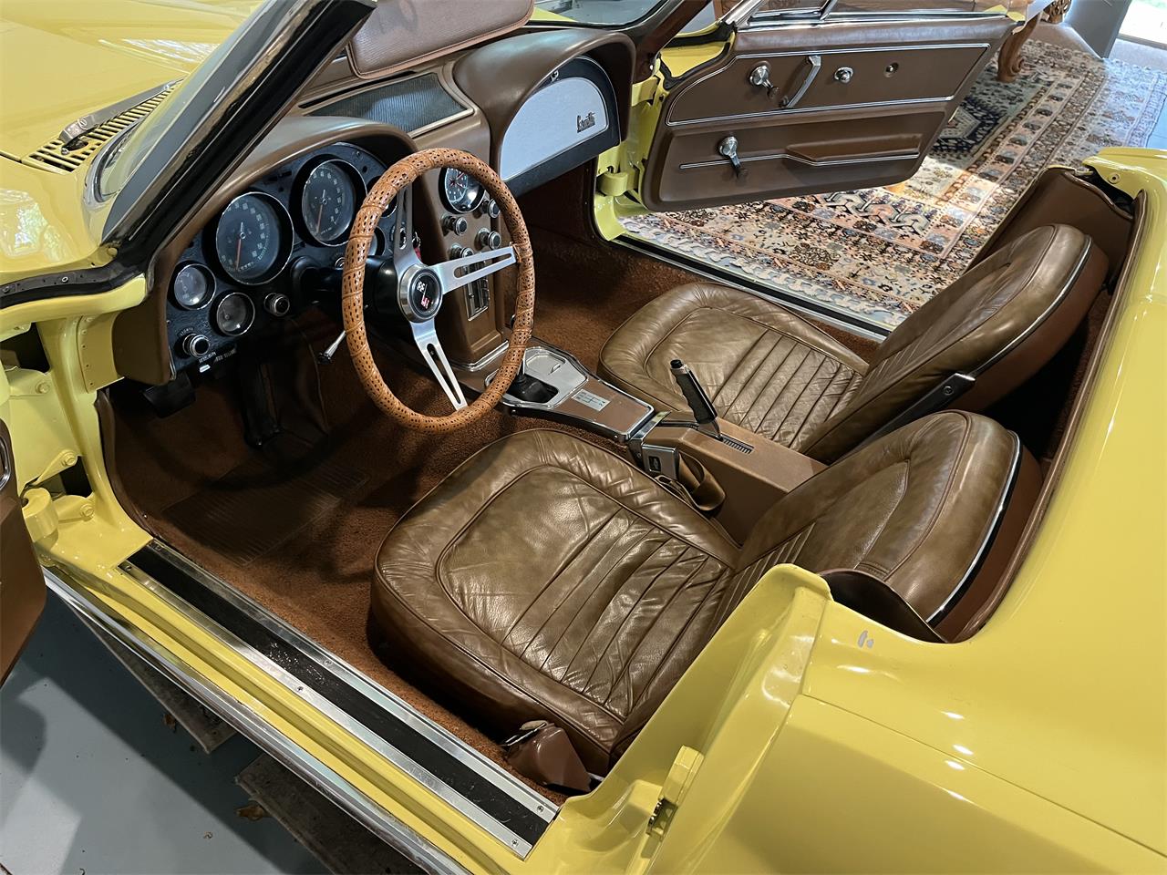 Chevrolet-Corvette-1967-Yellow-Brown-17